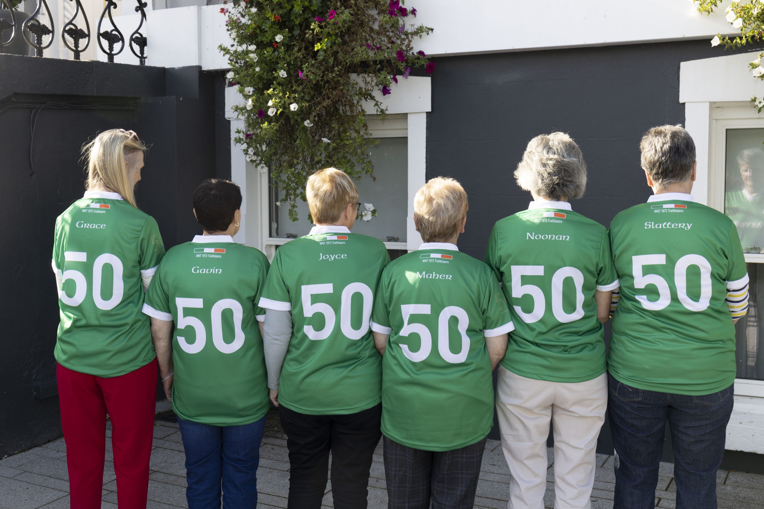 EasyGo presents the 1973 Irish Women’s National team with commemorative jerseys with an image of the jersey